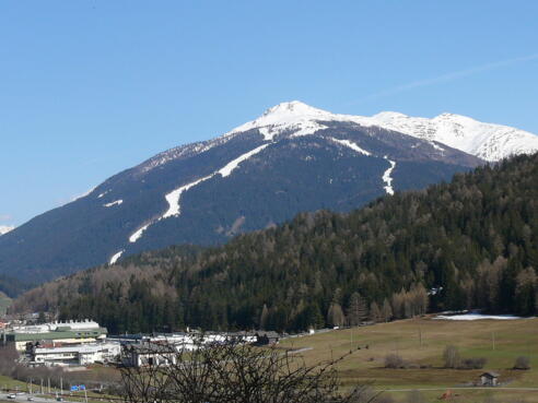 Blick auf den rundkuppigen Gipfel des Helm (Monte Elmo).