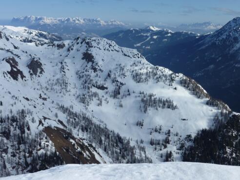 Ausblick vom Scheibenkogel Richtung Tennengebirge - Gosaukamm, im Vordergrund Maureck