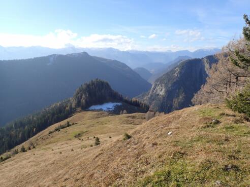 Ausblick vom westlichen Ende des Gipfelgrates am Labenberg
