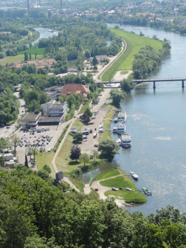 Kelheim - Wöhrdplatz mit Schiffsanlegestelle