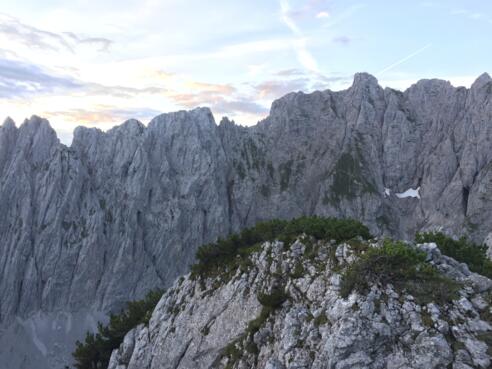 Blick vom Mitterkaiser auf die Aufstiegsroute und den Gipfel der Ackerlspitze