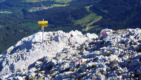 Wegteilung, links Kehlstein-, rechts Purtschellerhaus