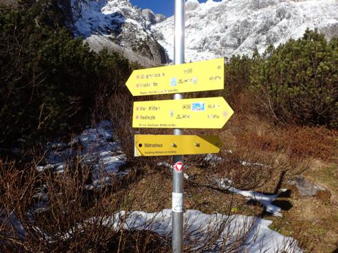 Wegweiser Abzweigung Matrashaus