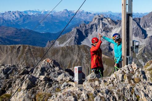 Abklatschen am Gipfel der Roggspitze.