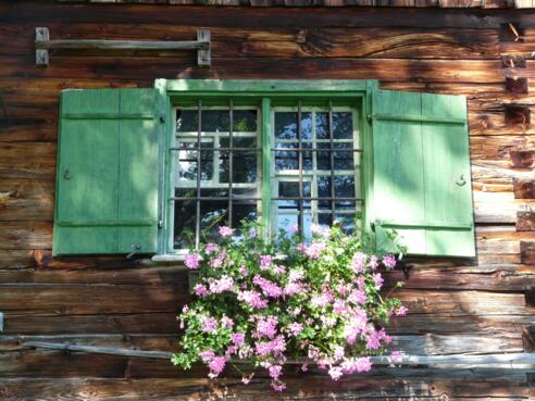 Ein Fenster der Falkenalpe.