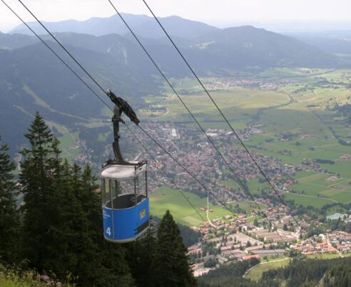 Eine Gondel der Laberbergbahn auf dem Weg von der Bergstation ins Tal.