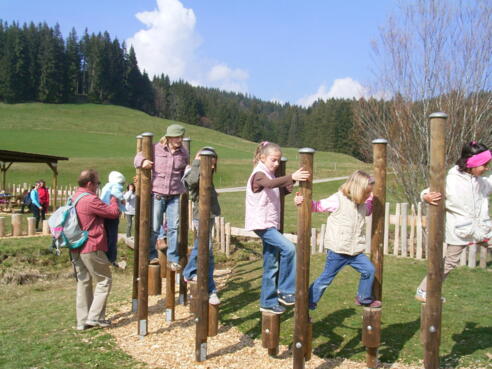Spielen am Bach Carl Hirnbeinweg