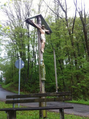 Holzkreuz am Wegrand bei Peißenberg