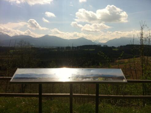 Aussichtspunkt mit Informationstafel