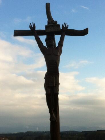 Holzkreuz vor einem gigantischem Alpenpanorama