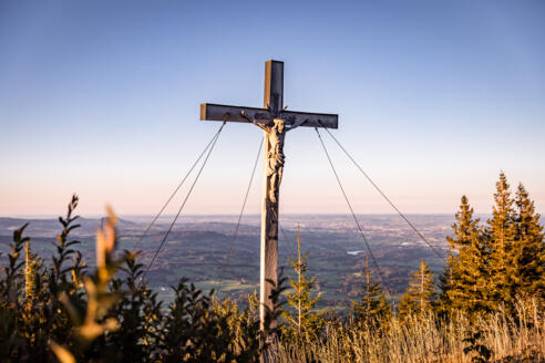 Gipfelkreuz Immenstädter Horn mit Blick Richtung Kempten
