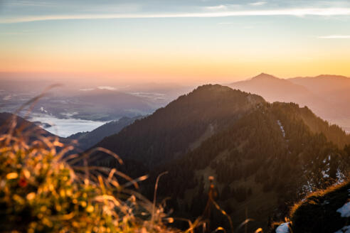 Blick vom Stuiben zum Steineberg, im Hintergrund der Grünten (mit Antenne).