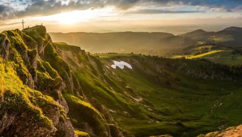 Stuiben-Gipfel und Alpe Gund (rechts)