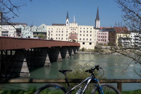 Blick auf Wasserburg mit roter Brücke