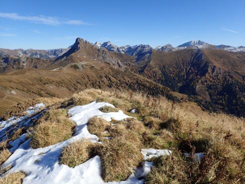 Am Spielkogel, Blick Richtung Draugstein, rechts hinten das Weißeck