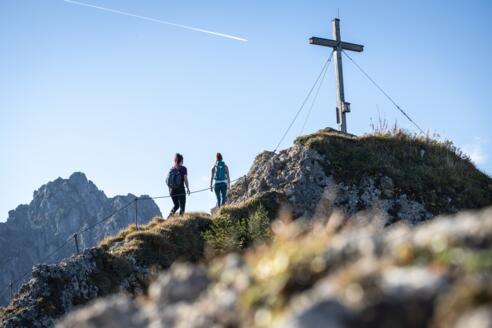 Gipfel am Brunnenkopf mit der Großen Klammspitze im Hintergrund