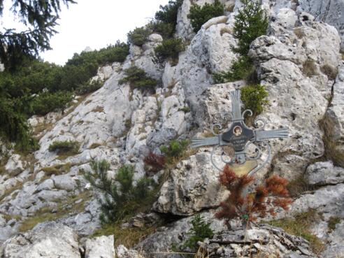 schmiedeeisernens Gedenkkreuz - Steinerner Jäger links hinten