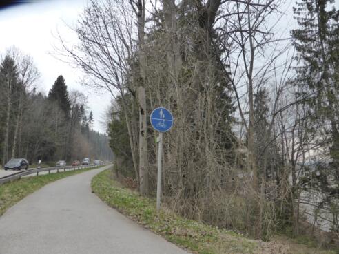 Steigung nach Bushaltestelle, 200 Meter, 4 %