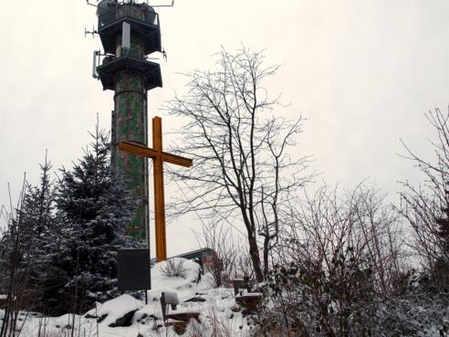 Breitenstein 956m, mit Aussichtsturm und Kreuz