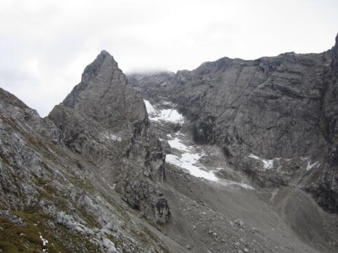 Eisbodenscharte (links) und erster Aufschwung am Nordgrat zur Blaueisspitze