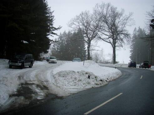 geräumter aber nicht gestreuter Schotterparkplatz