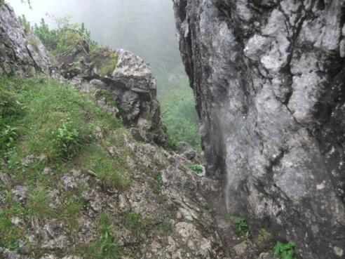 Durch diese Felsen geht es hinter dem Mariaeck