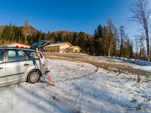 Auf dem großen Parkplatz an der Talstation.