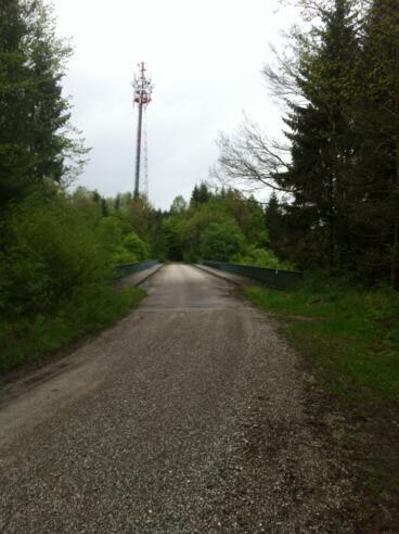Sendemast an der Autobahnbrücke