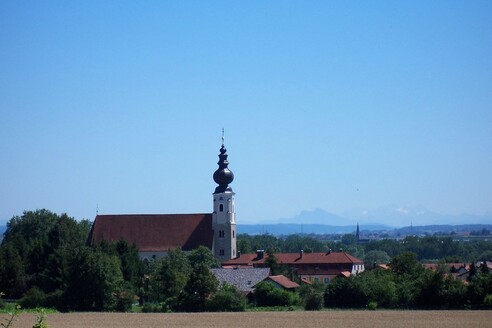 Blick auf die Erlacher Kirche