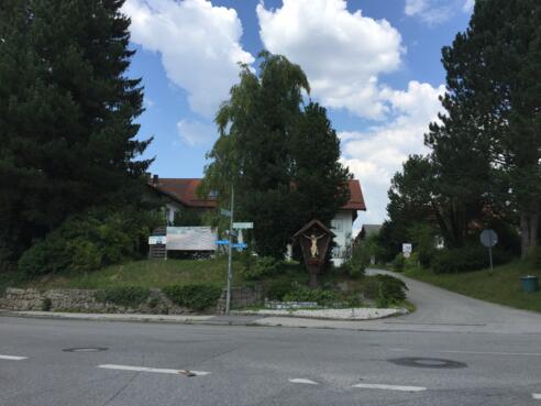 In Egmating rechts zum Radweg,