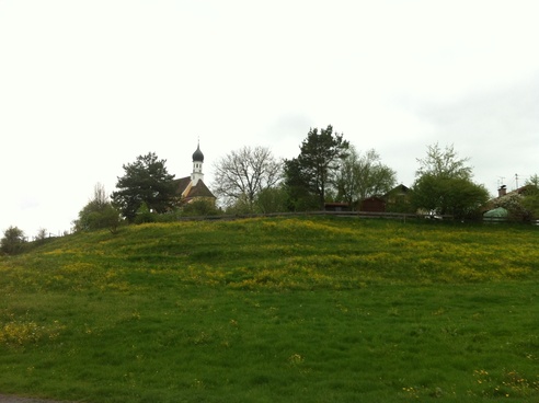 Hoch über Jenhausen thront die Kirche Mariä Himmelfahrt
