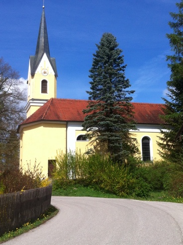 Im Weiler Nantesbuch erhebt sich die Maria Himmelfahrt Kirche.