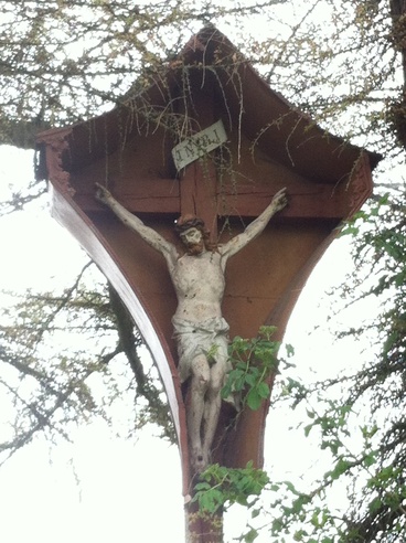 Holzkreuz am Wegrand bei Weilheim