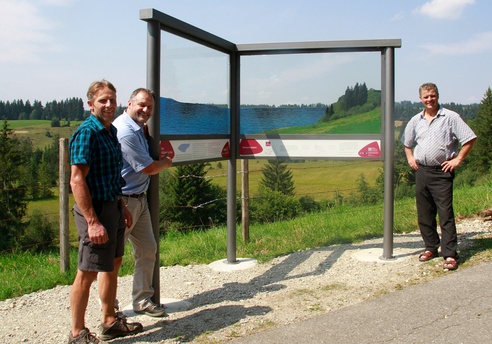 Ein Durchsicht-Panorama läßt die Ausmaße des Wildsteiger Sees erahnen.
