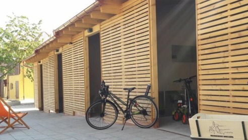 Fahrradservicestützpunkt zum sicheren Abstellen der Fahrräder, kleine Reparaturen und Fahrradverleih