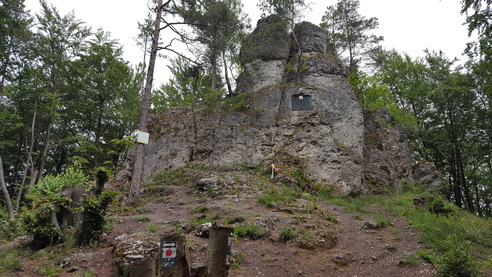 Prellstein mit Gedenktafel
