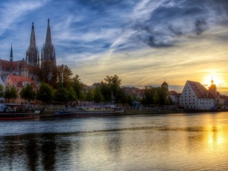 Regensburg Abends mit Donau