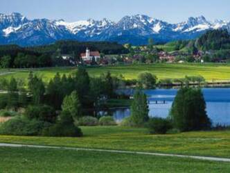 Blick über den Haslacher See und Bernbeuren auf die Alpen