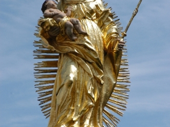 Statue auf der Mariensäule in Aub