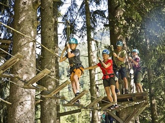 Familie im Hochseilpark
