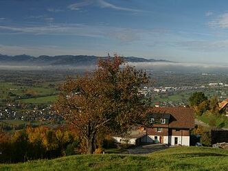Panorama von Bildstein über das Rheintal auf die Schweizer Gebirgszüge 