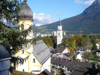 Bergfriedhofkirche (links vorne) und die Pfarrkirche Heilig Kreuz Kiefersfelden