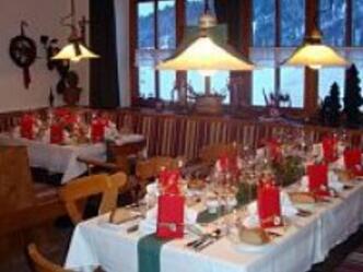 gaststube-von-kienles-jagdhuette-jaegerwinkel-225x170