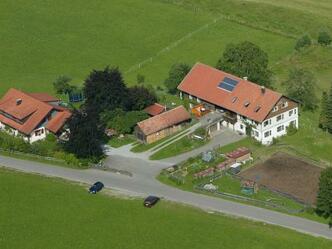 Unser Ferienhof aus der Luft gesehen