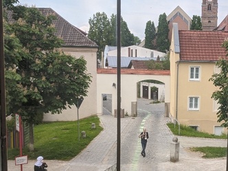 Blick aus dem Glasbau auf die Altstadt