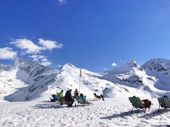 Sonne tanken in der Weißsee-Gletscherwelt
