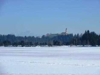 Blick vom nahe gelegenen Kirchsee auf Kloster Reuthberg