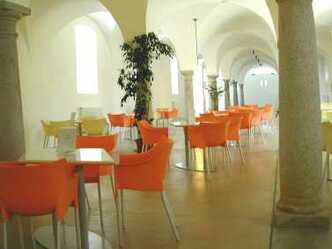 Caf\u00e9 Lebenswert im Schloss Hartheim