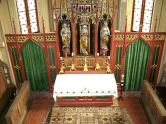 Blick auf den Altar im Inneren der Kiche St. Anna in Fahrenzhausen