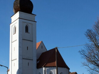 Außenansicht und Ziebelturm der Filialkirche Hl. Dreifaltigkeit in Paunzhausen-Walterskirchen